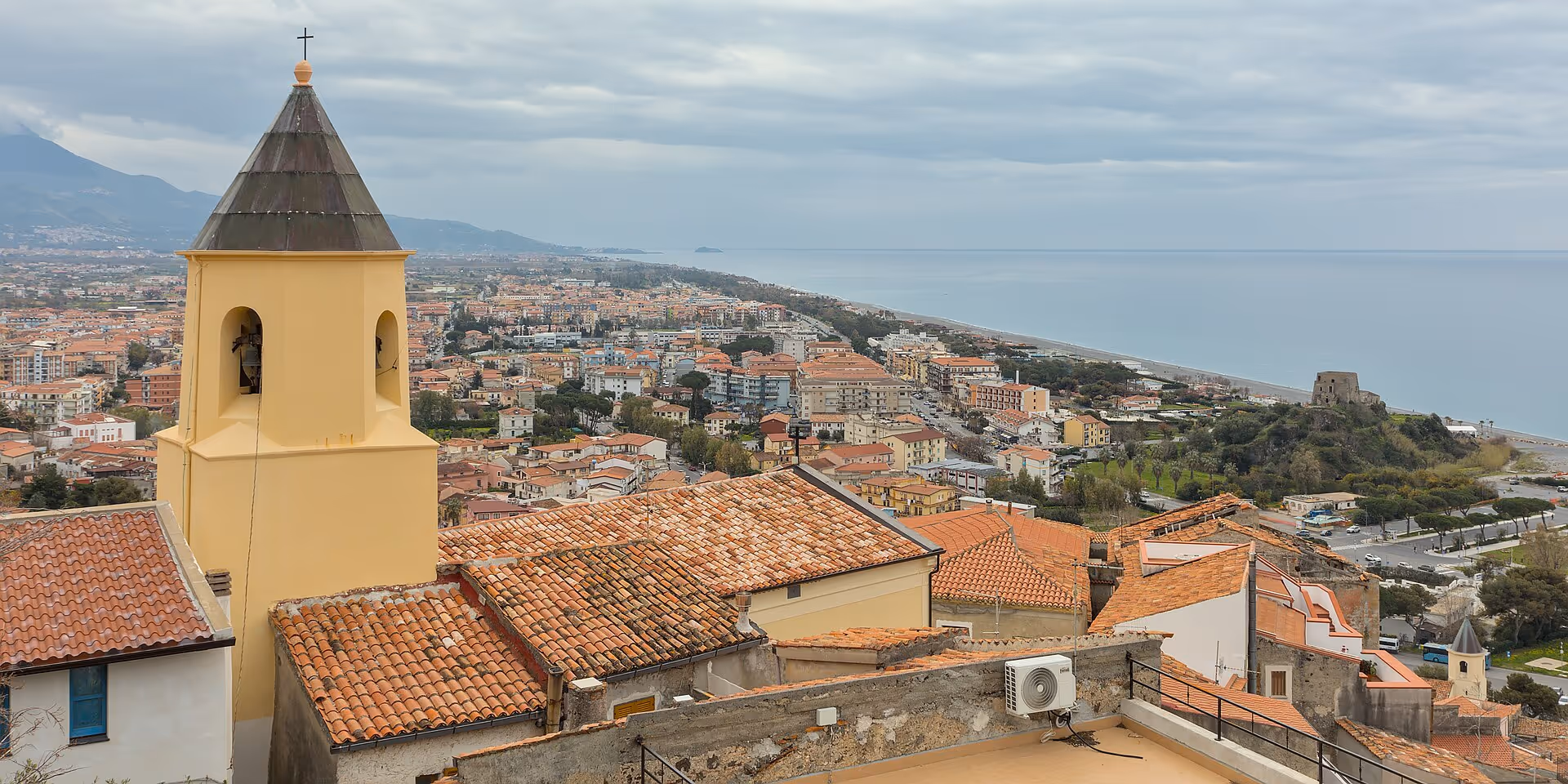 Veduta della costa e del centro moderno di Scalea dal castello normanno.