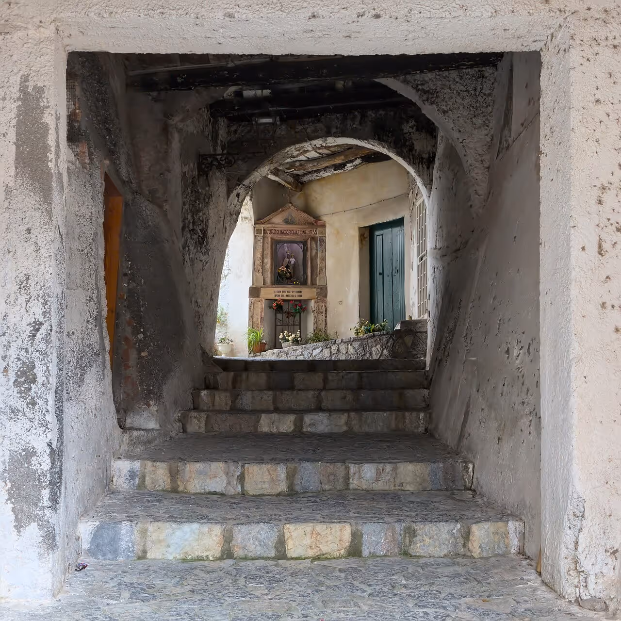 Scalinata coperta con piccolo oratorio nel centro storico di Scalea.